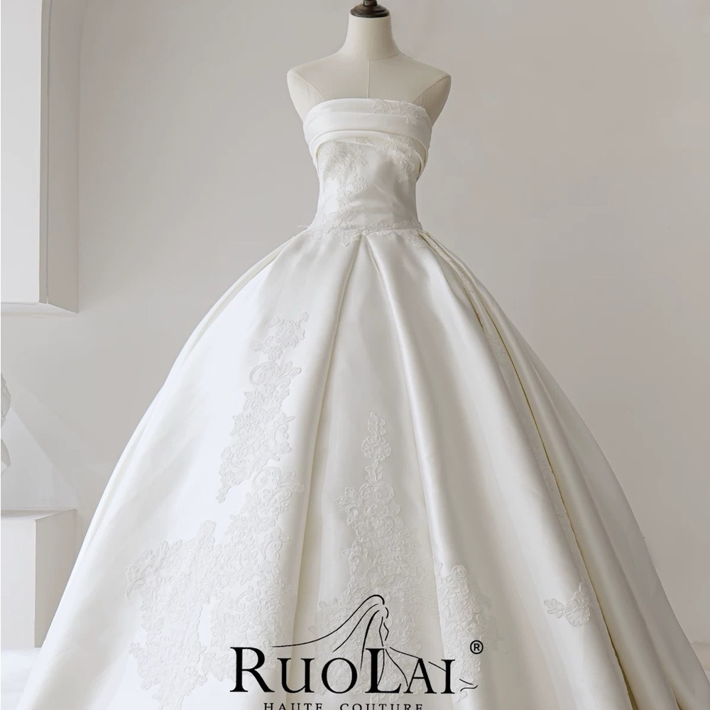 Elegant White Strapless Wedding Gown